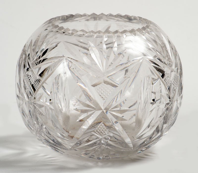 Vase Boule En Cristal De Saint-louis Avec Décors De Fleurs Taillées. 