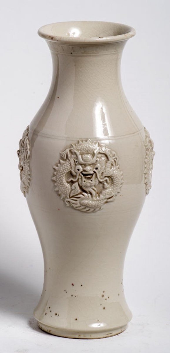 China 18th Century - Vase Decorated With Dragons Forming Medallions 