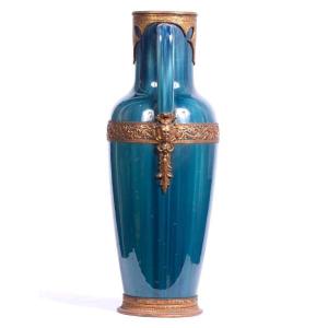 France, 19ème Siècle - Vase Conique Turquoise à Deux Anses Ornées De Mascarons En Bronze Doré