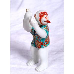 Japan, Meiji Era - Mobile Porcelain Statuette Of Sarumawashi Monkey Playing Kagura Suzu