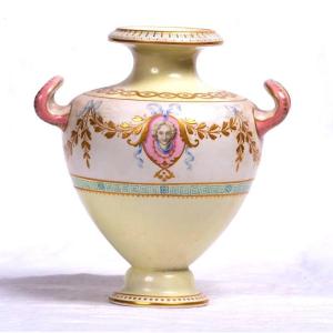 France, 19ème Siècle - Vase En Porcelaine Polychrome Et Dorée à Décor d'Une Scène à l'Antique