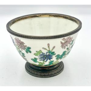 Porcelain Bowl With Floral Decor And Calligraphy - China - 18th -19th Century.