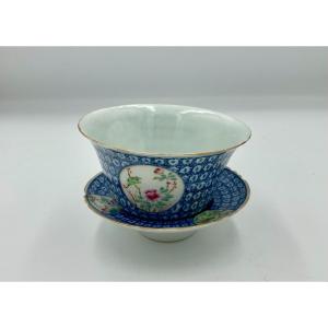Small Porcelain Covered Bowl - China Qing Dynasty, Qianlong Reign (1711-1799) - 18th C.