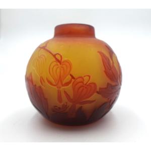 Établissements Gallé - Petit vase boule aux « cœurs-de-Marie » - signé