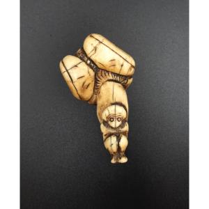 Japon, milieu Époque Edo (1603–1868) - Netsuke shunga en andouiller « porteur aux ballots »
