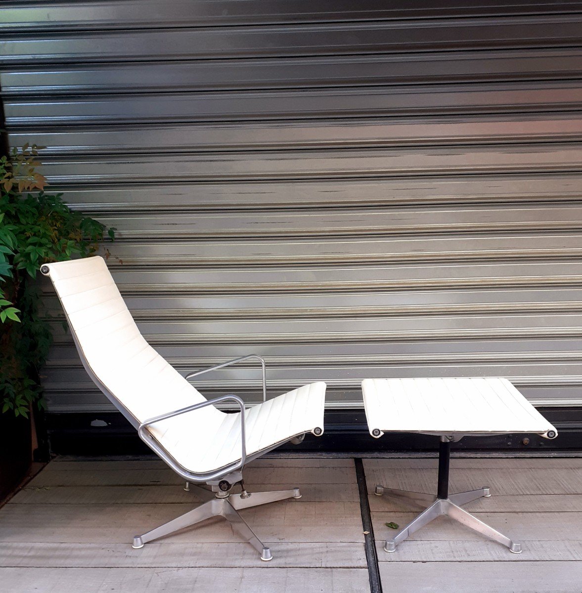 Charles Eames. Fauteuil Pivotant E124 Et Son Ottman. 1ere édition Herman Miller-photo-2