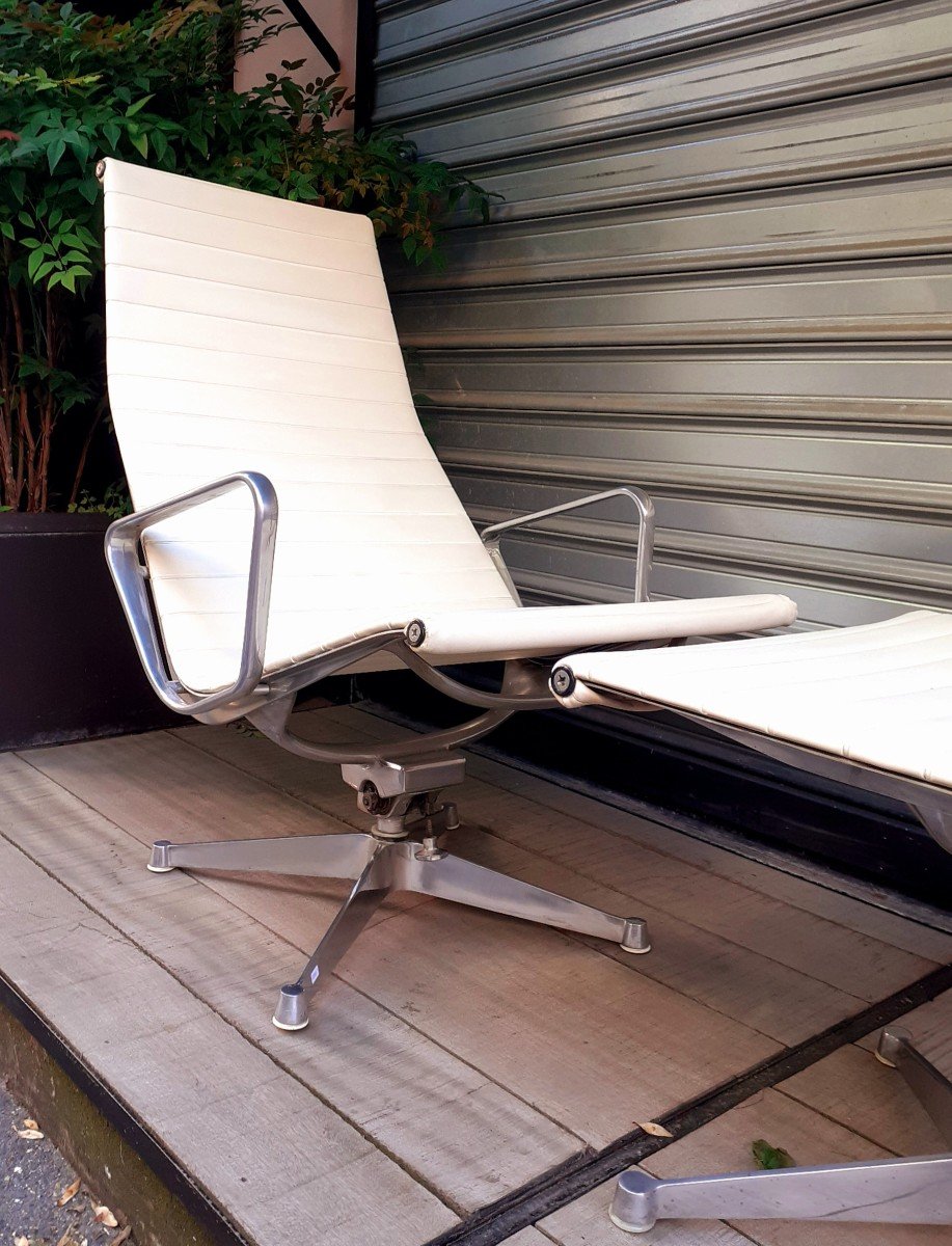 Charles Eames. Fauteuil Pivotant E124 Et Son Ottman. 1ere édition Herman Miller