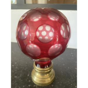 Boule de rampe d ' escalier rouge en verre taillé époque XIXéme