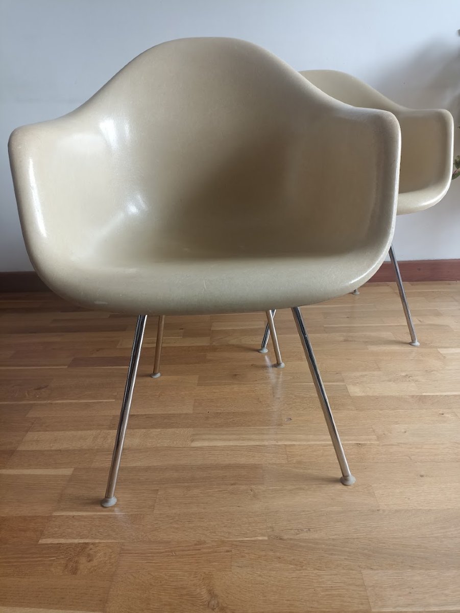 Pair Of Eames Dax Fiberglass Armchairs-photo-4