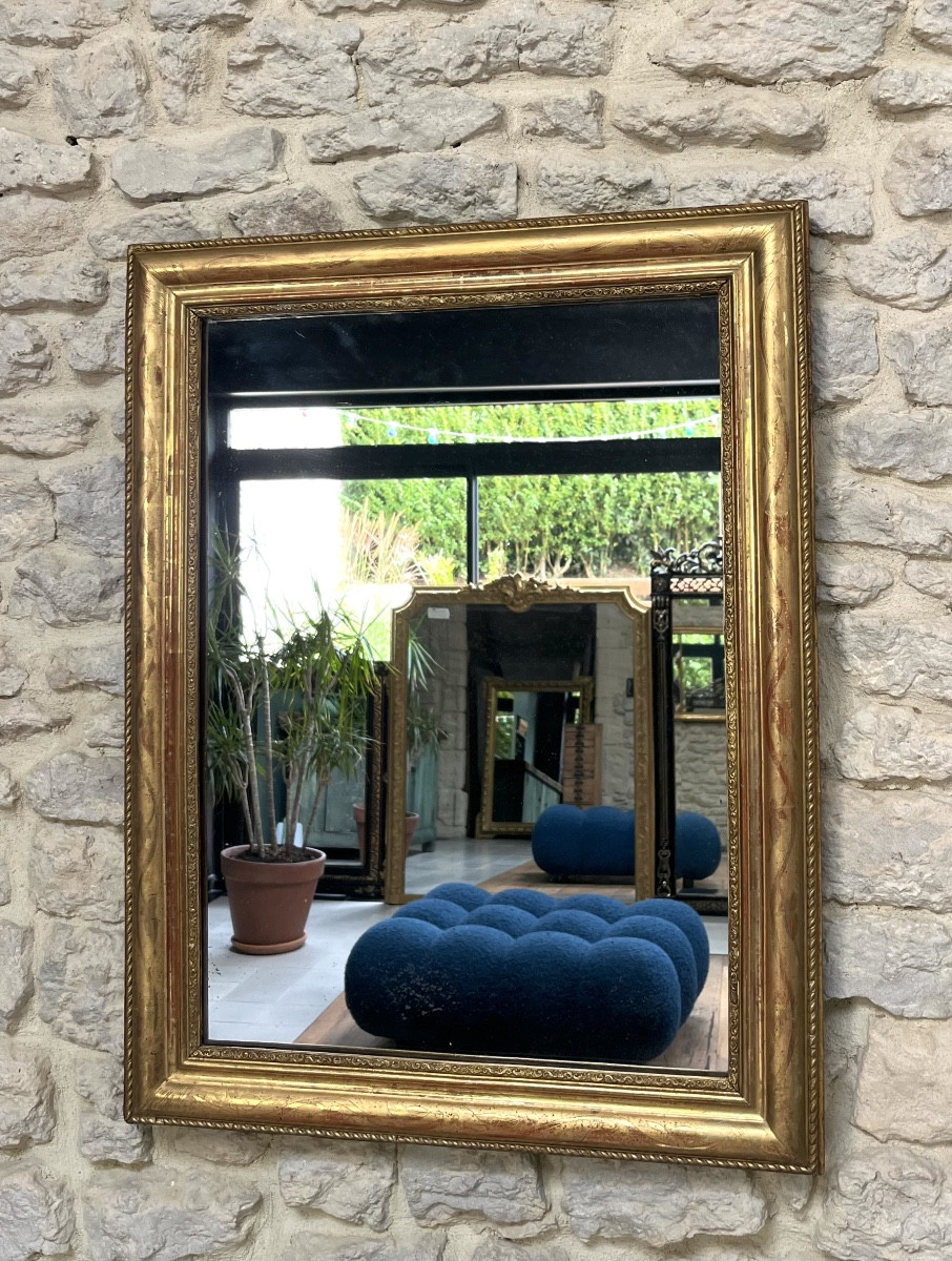 Miroir doré à la feuille d’or époque début 19ème, glace au mercure, parqueté au dos.