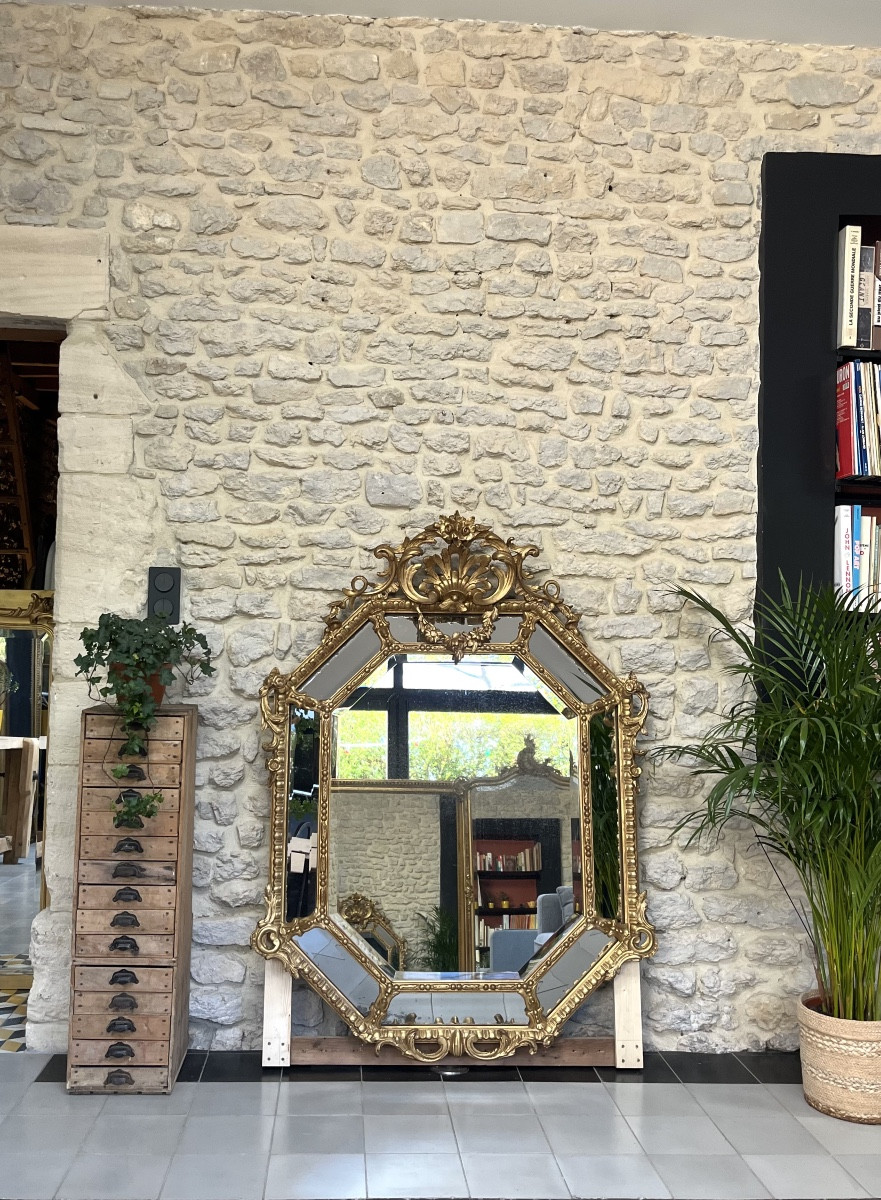 Miroir à pareclose 142,5cm à fronton doré à la feuille d’or glace biseautée, trumeau cheminée