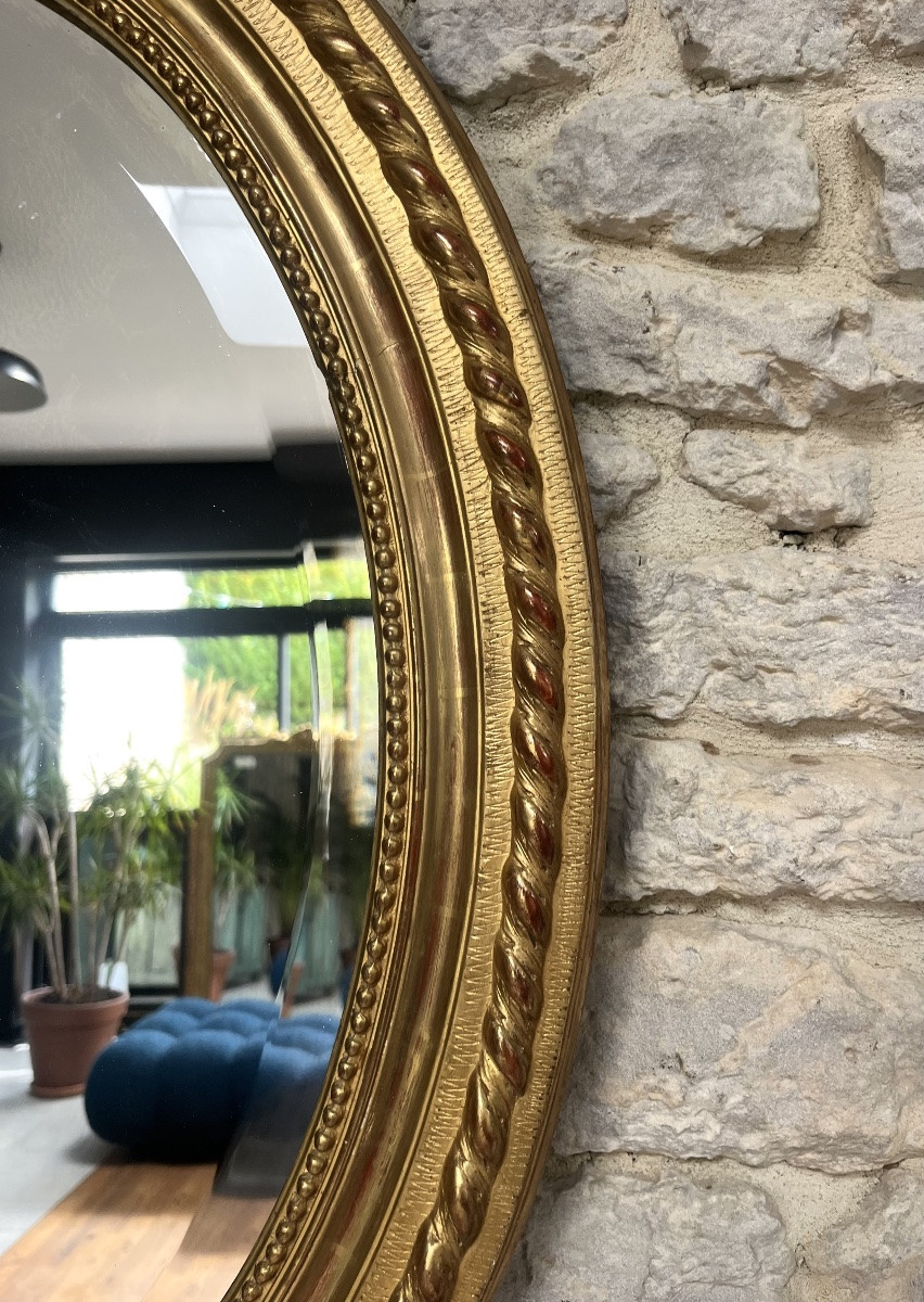 Miroir ancien ovale à frontons et perlé doré à la feuille d’or glace biseautée.-photo-2