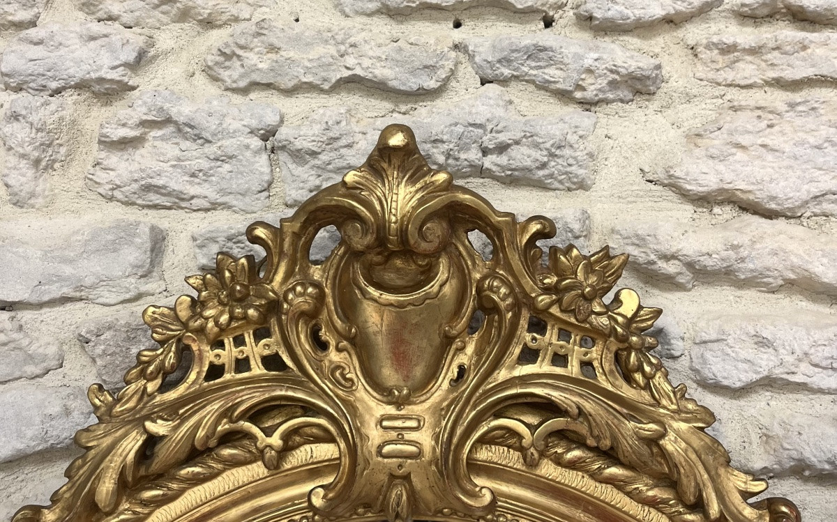 Miroir ancien ovale à frontons et perlé doré à la feuille d’or glace biseautée.-photo-3