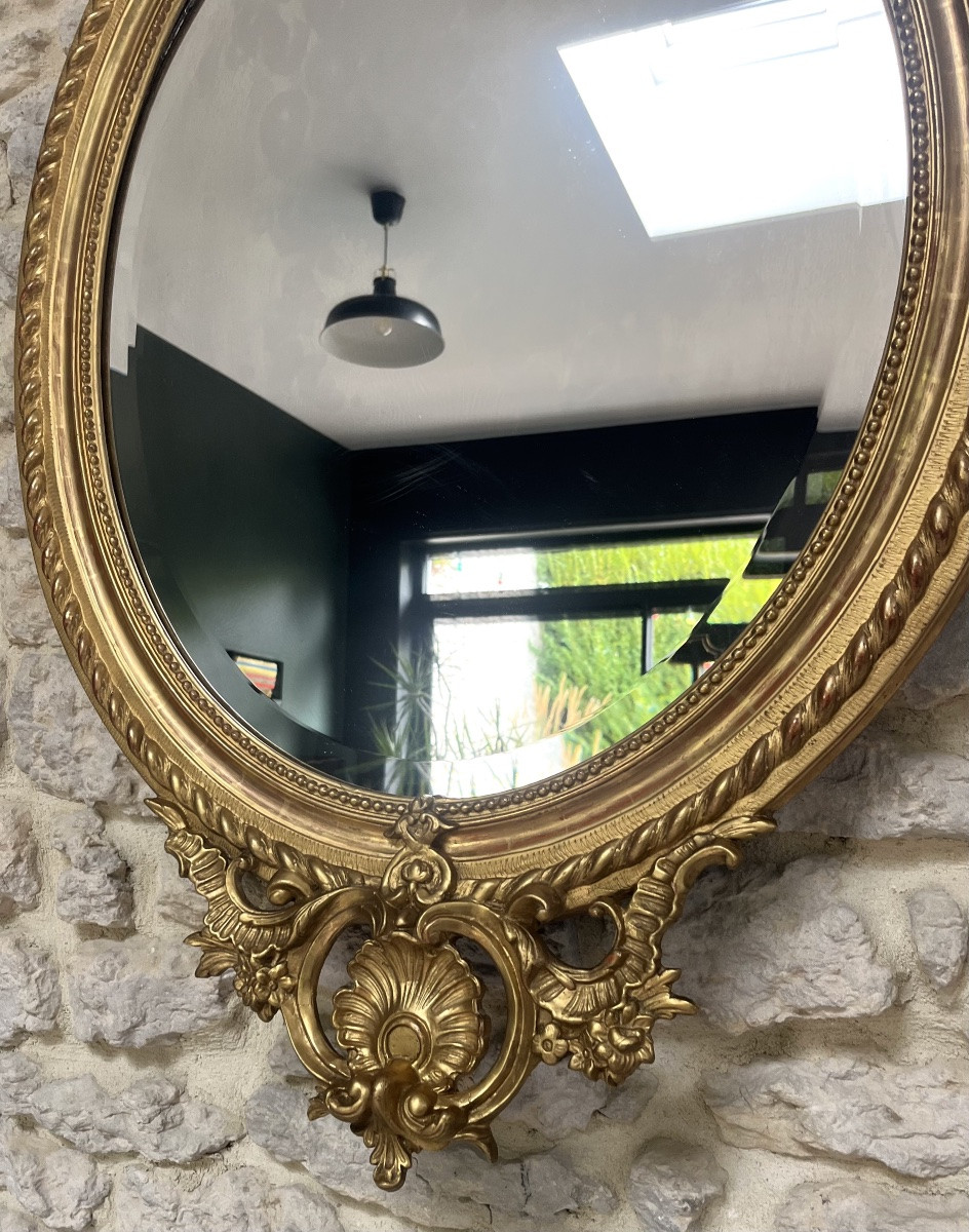 Miroir ancien ovale à frontons et perlé doré à la feuille d’or glace biseautée.-photo-1