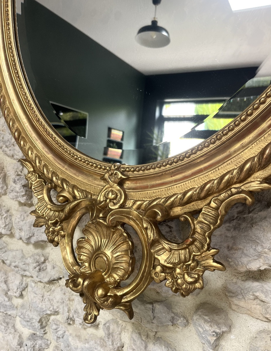 Miroir ancien ovale à frontons et perlé doré à la feuille d’or glace biseautée.-photo-3