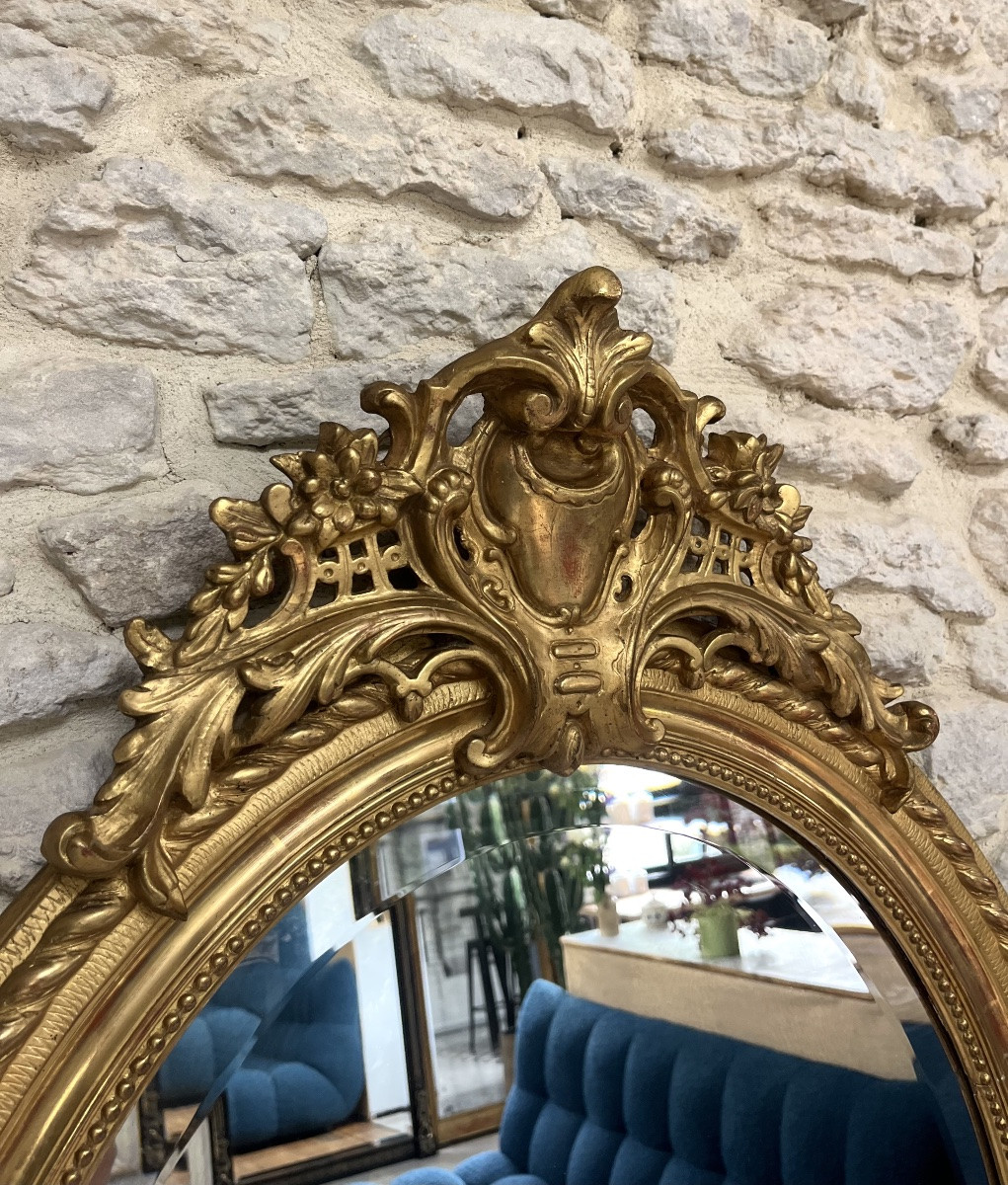 Miroir ancien ovale à frontons et perlé doré à la feuille d’or glace biseautée.-photo-4
