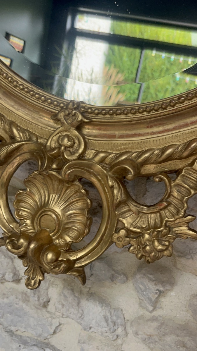 Miroir ancien ovale à frontons et perlé doré à la feuille d’or glace biseautée.-photo-6