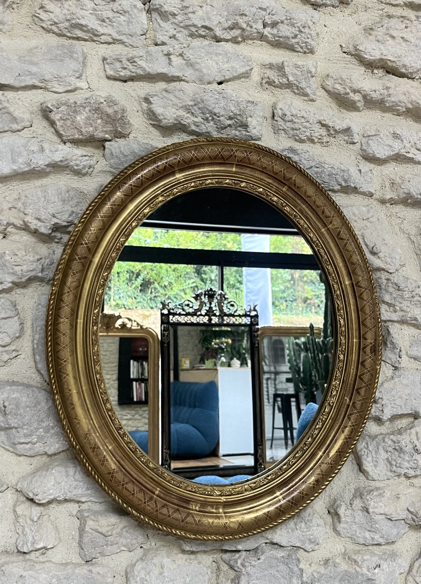 Miroir ancien ovale doré à la feuille d’or décors géométrique, 