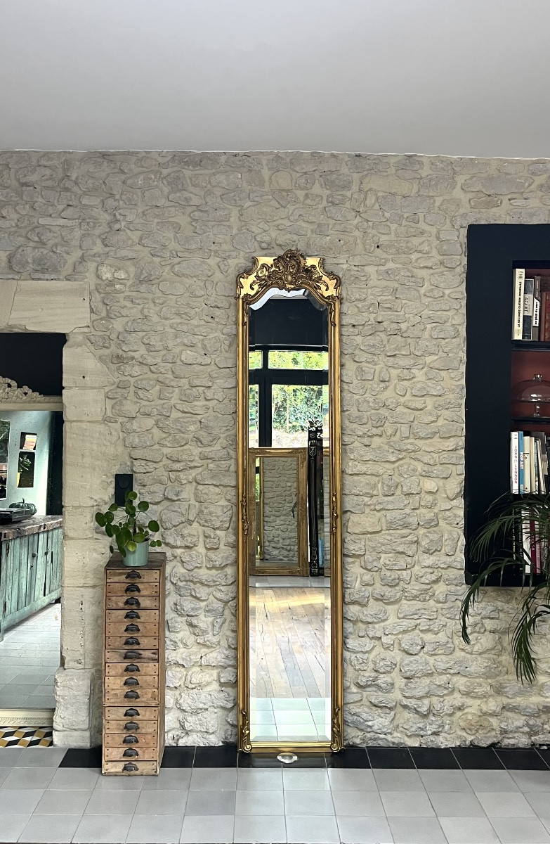 Miroir d’entre-deux 238,5cm/51cm à frontons doré à la feuille d’or glace biseautee, boiserie 