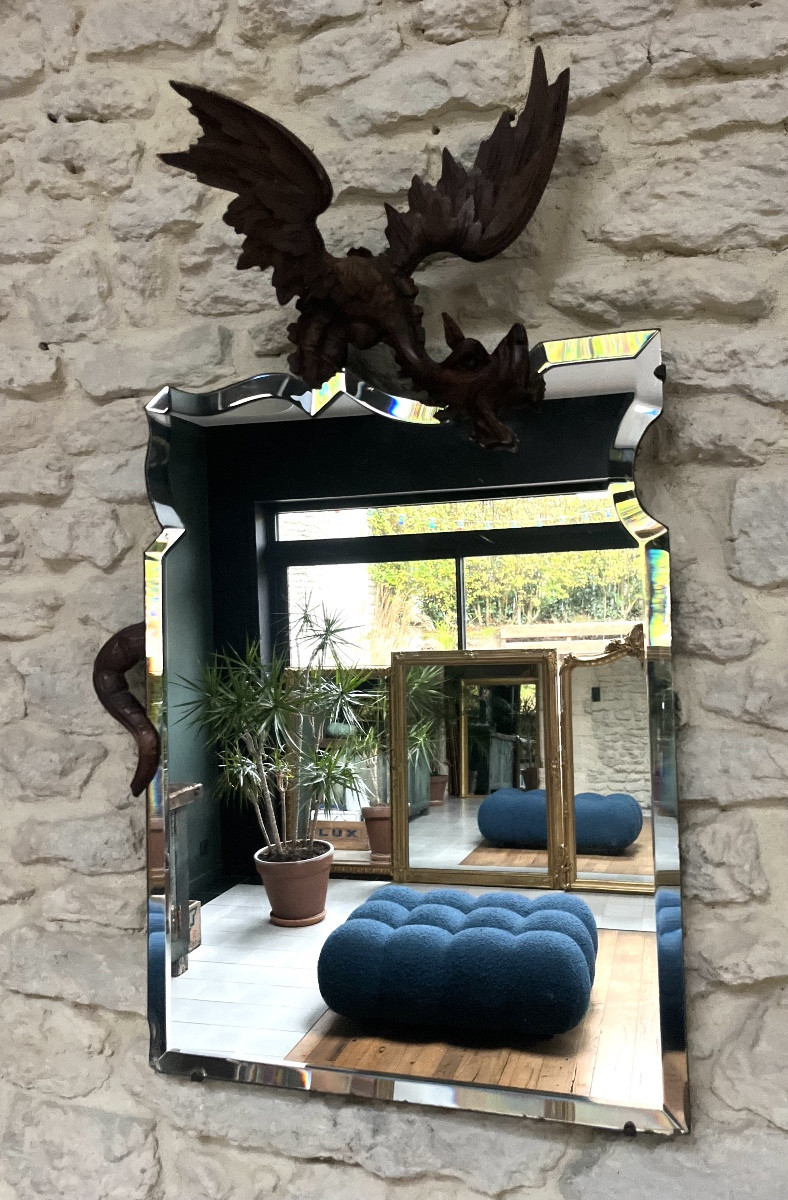 Miroir ancien au dragon en bois sculpté dans le goût de Gabriel Viardot, glace biseautée 
