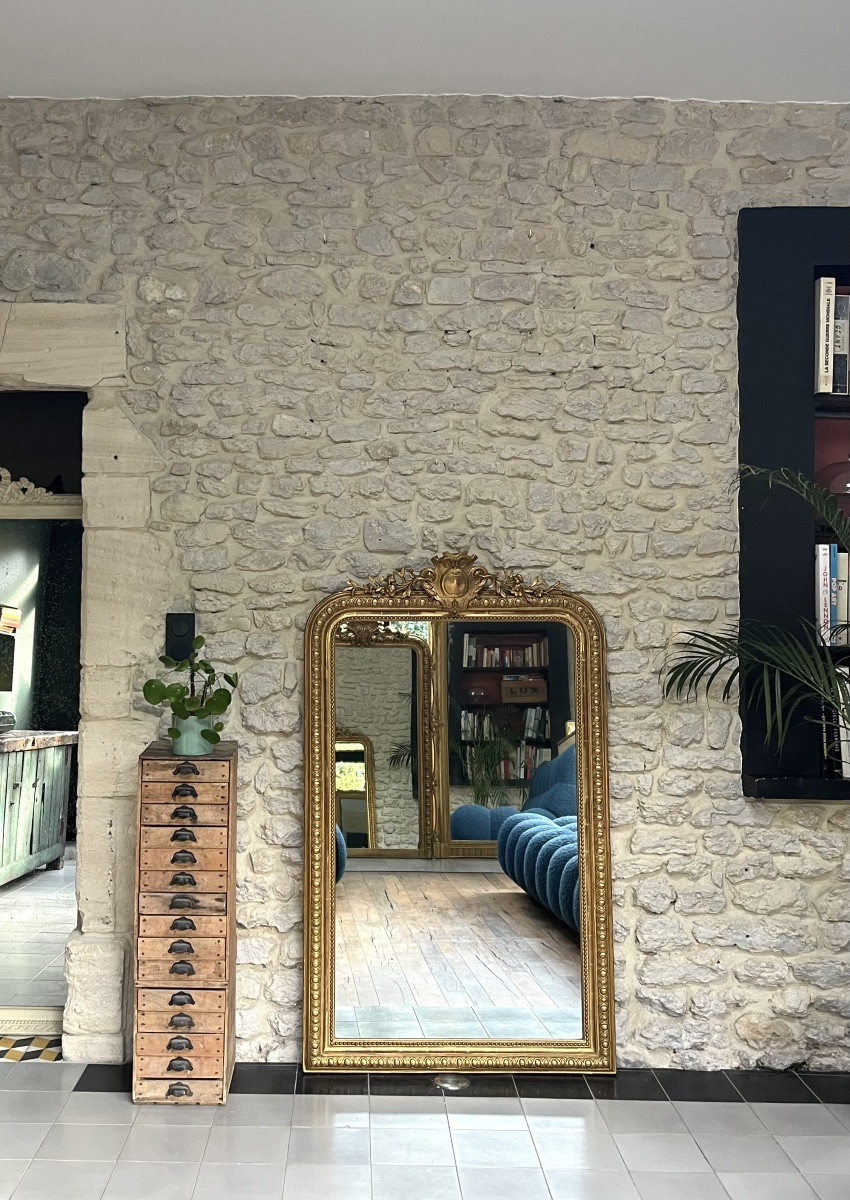 Miroir ancien 148,5/89cm Louis-Philippe à fronton et perlé doré à la feuille d’or trumeau 