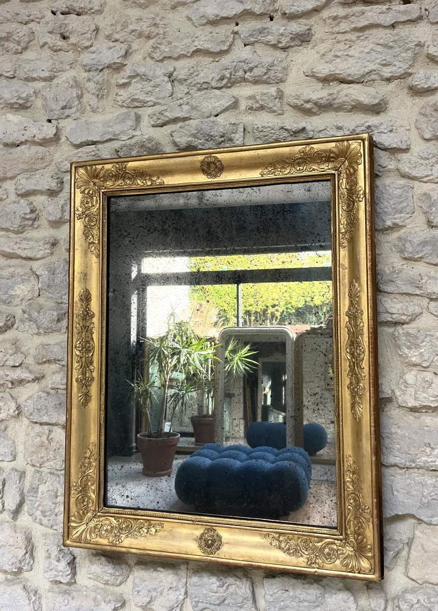 Miroir ancien 73,5/57cm époque restauration doré à la feuille d’or, glace au mercure et piquée 