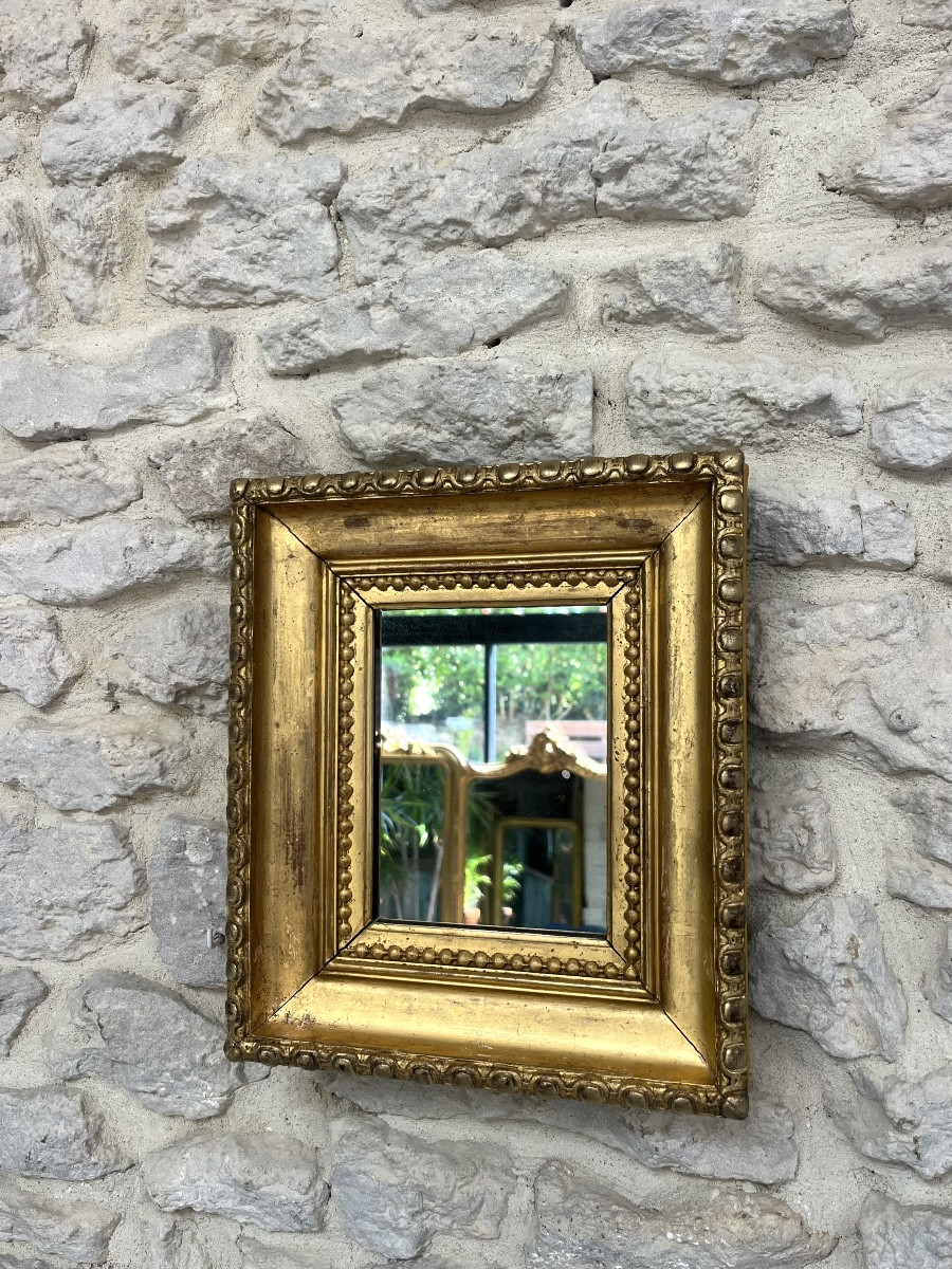 Miroir ancien perlé 30/26cm doré à la feuille doré, glace au mercure, cadre antiquité