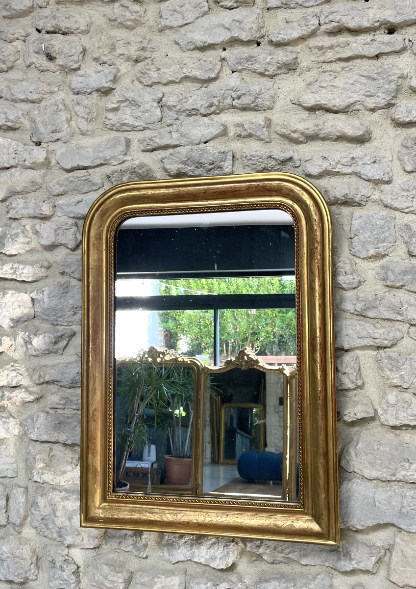 Miroir ancien Louis-Philippe 67,5cm/49,5cm perlé doré à la feuille d’or décor florale