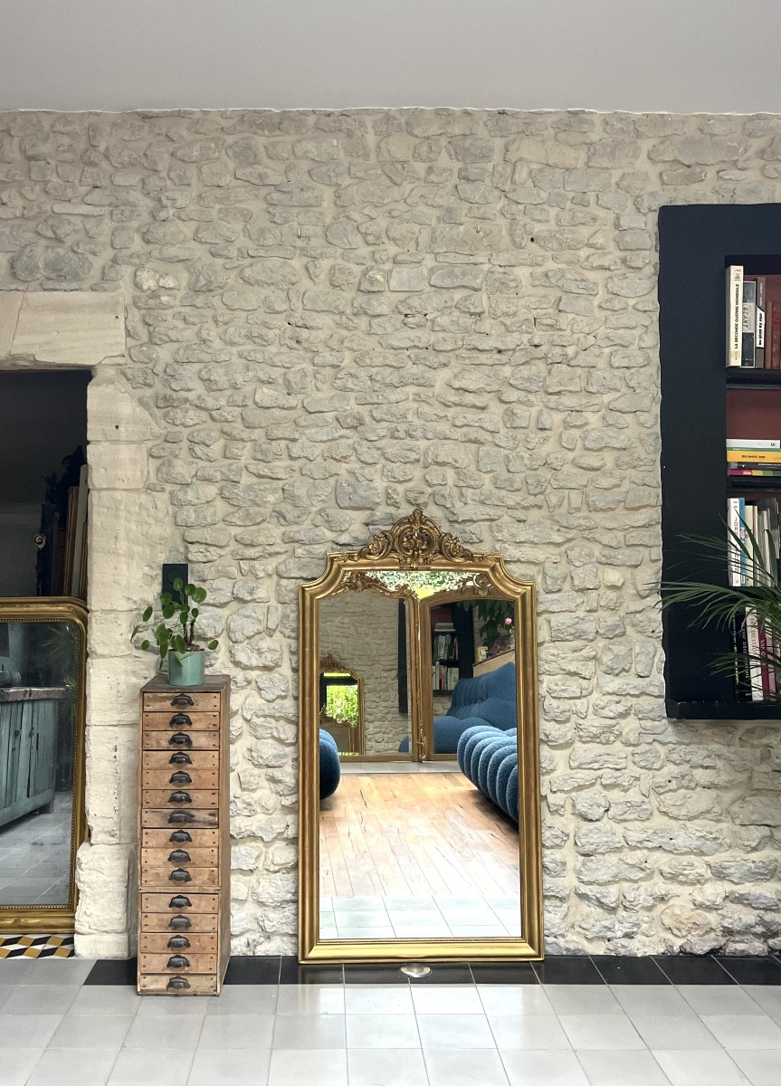 Miroir ancien à fronton et perlé 148/80,5cm doré à la feuille d’or, trumeau de cheminée 