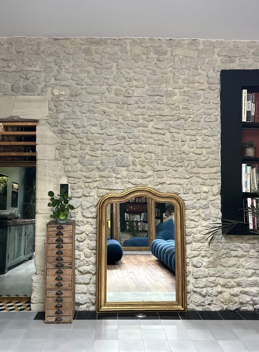 Miroir ancien Louis-Philippe perlé 128/92,5cm forme chapeau de gendarme décor géométrique