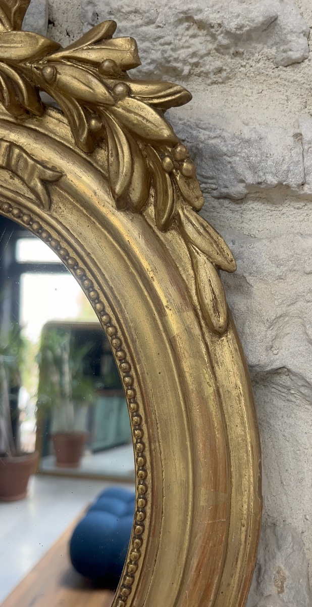 Miroir ancien ovale à frontons 49,5/31cm et perlé de style Louis XVI doré feuille d’or, glace -photo-1