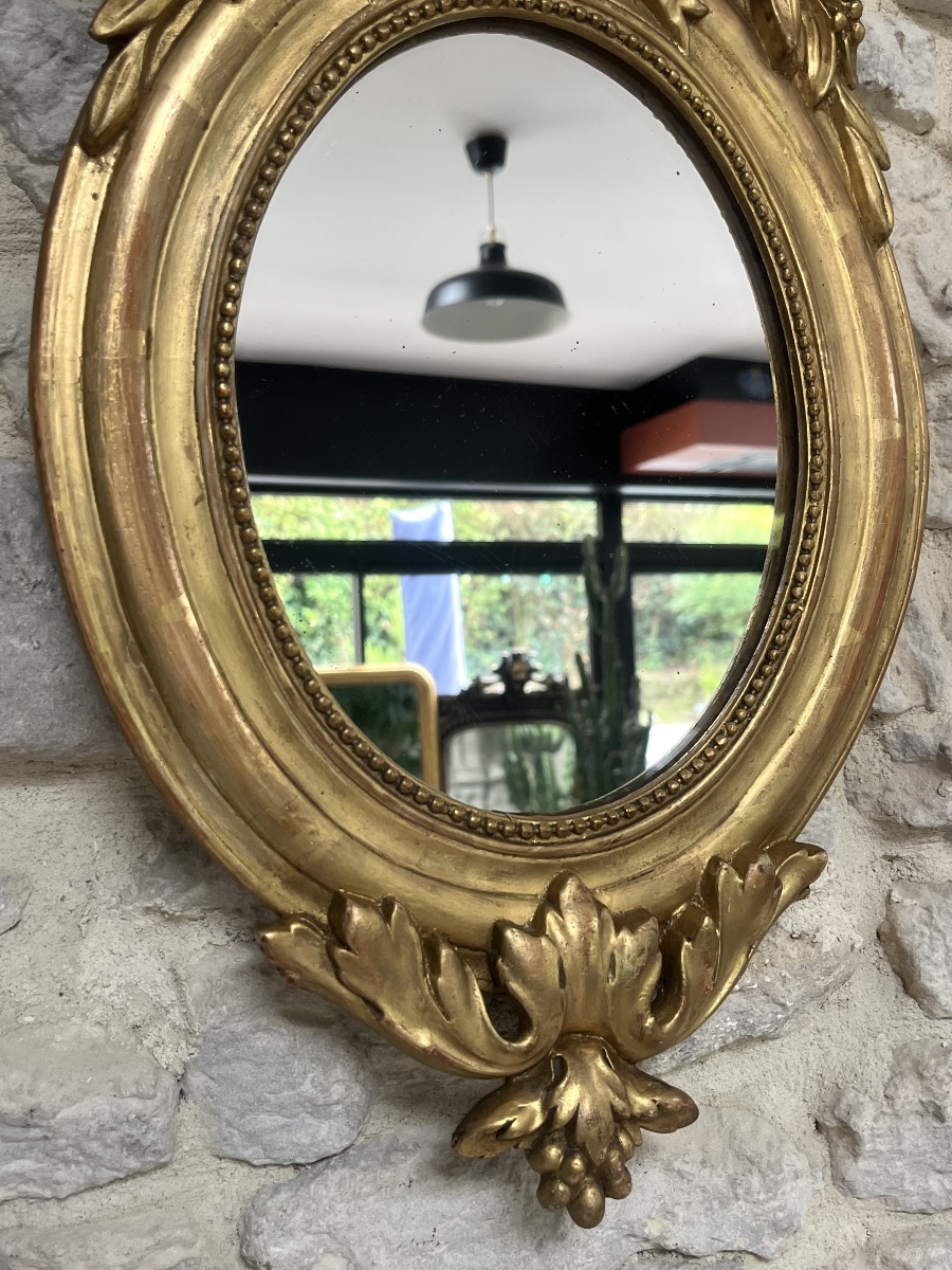 Miroir ancien ovale à frontons 49,5/31cm et perlé de style Louis XVI doré feuille d’or, glace -photo-3