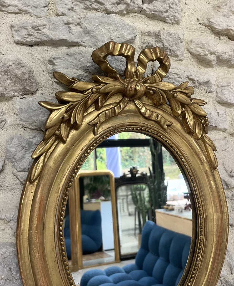 Miroir ancien ovale à frontons 49,5/31cm et perlé de style Louis XVI doré feuille d’or, glace -photo-5