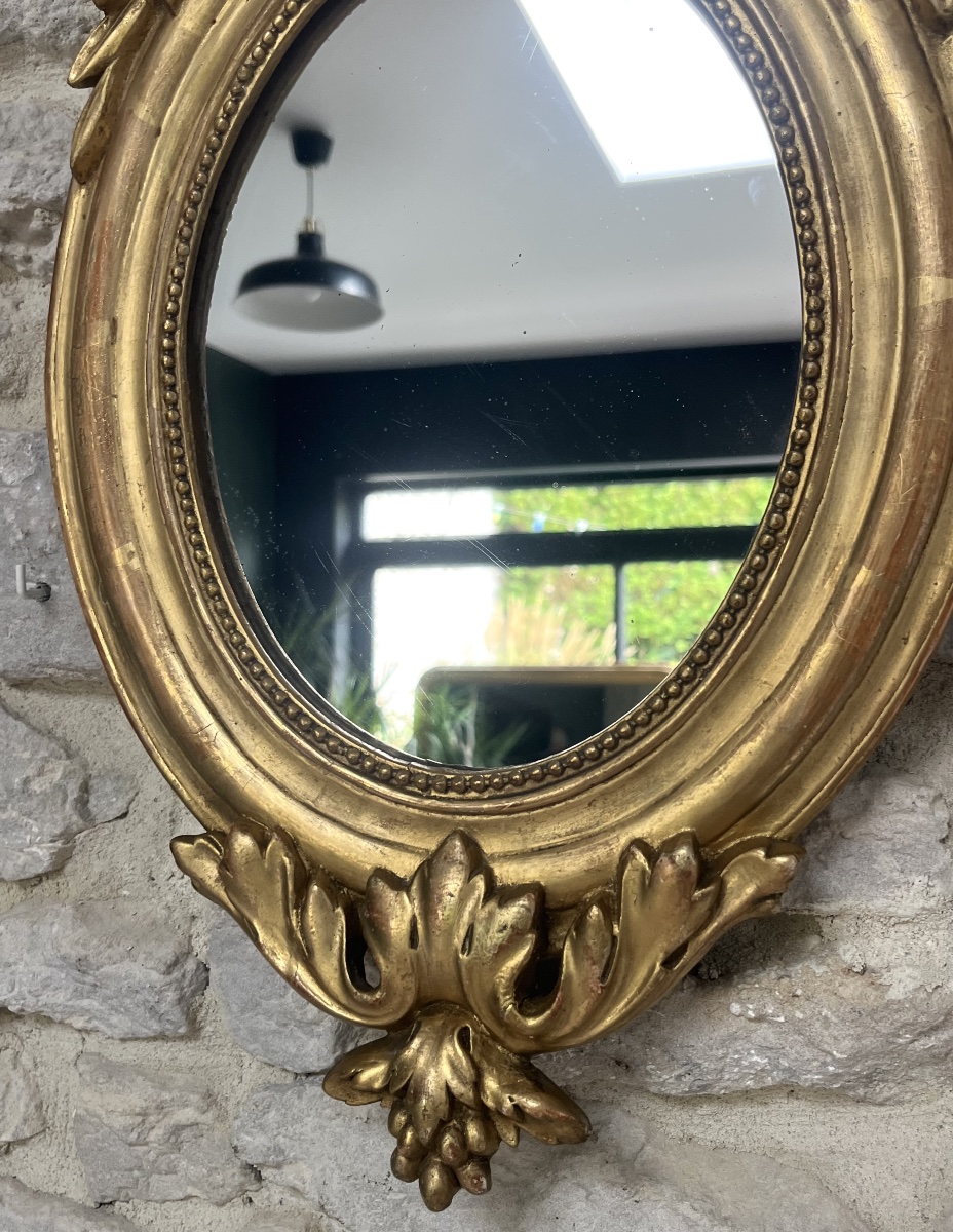Miroir ancien ovale à frontons 49,5/31cm et perlé de style Louis XVI doré feuille d’or, glace -photo-6