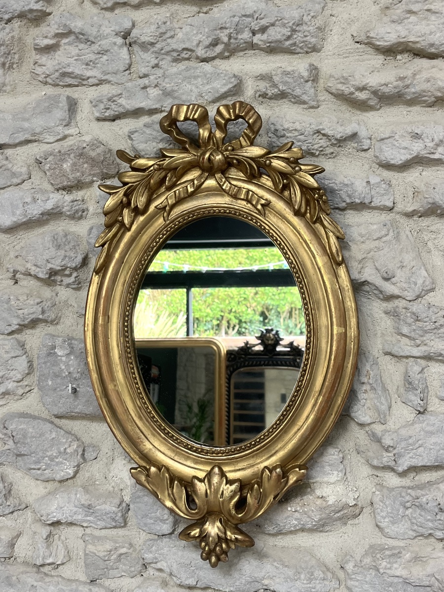 Miroir ancien ovale à frontons 49,5/31cm et perlé de style Louis XVI doré feuille d’or, glace 