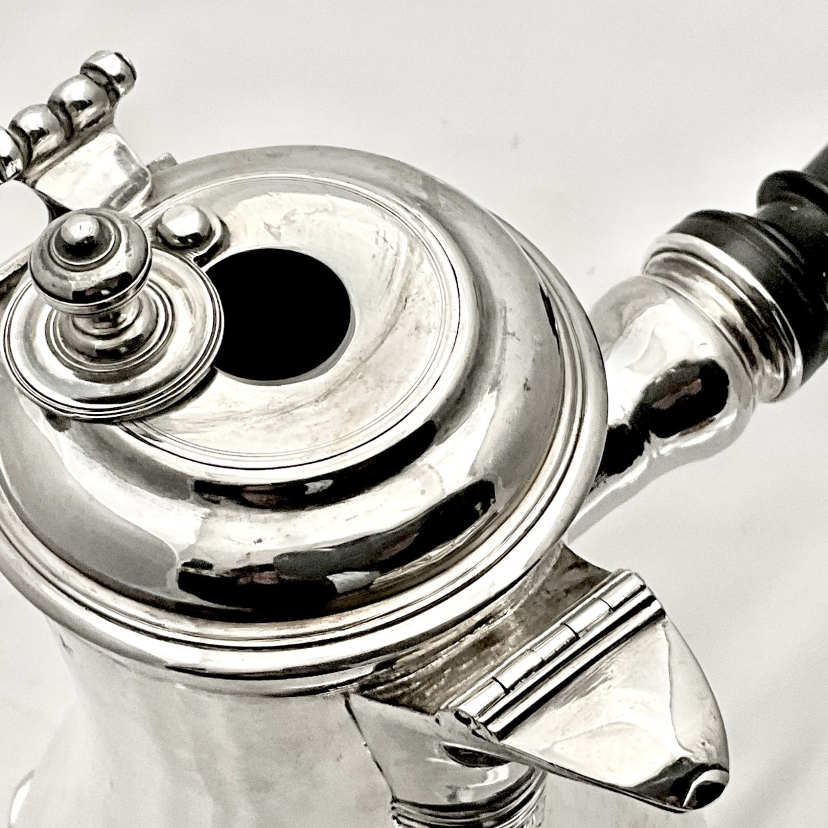 Amiens 1755 , chocolatière, argent massif , Jean Guidé (1717-1780), verseuse tripode cafetière 