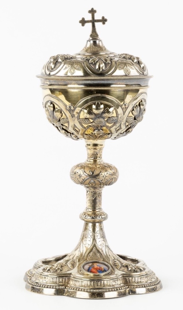 France vers 1850-70, vermeil et émaux , ciboire en argent massif