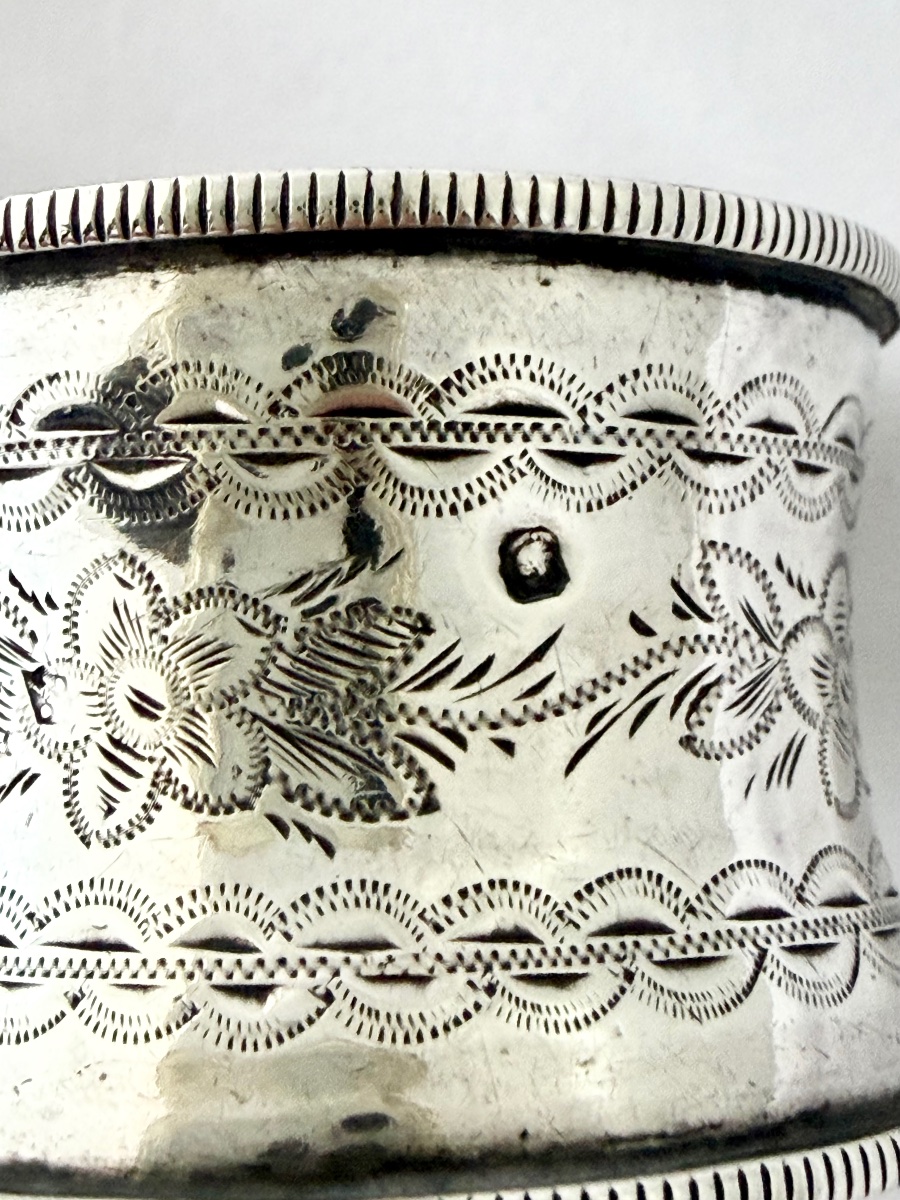 Paire de ronds de serviette en argent massif, France 1840-60 Madame Monsieur -photo-3