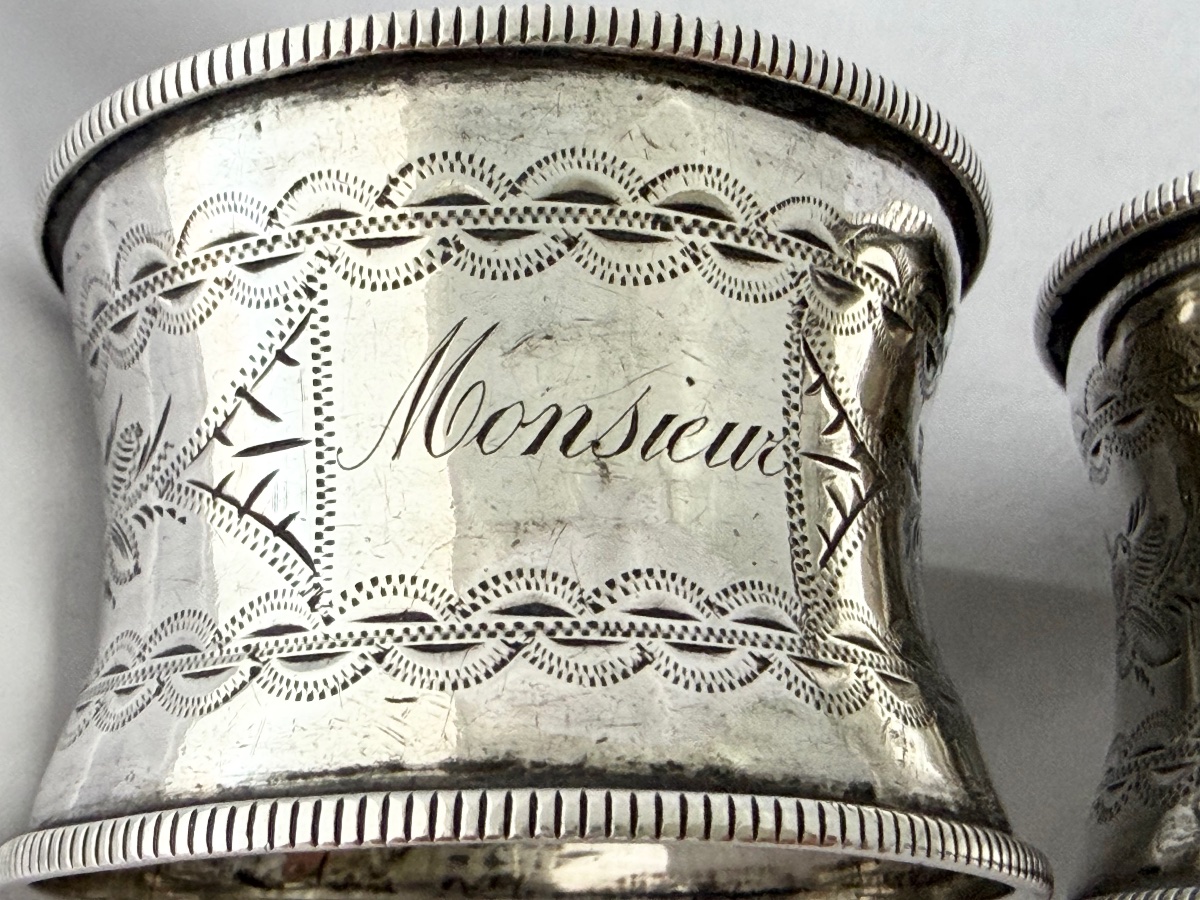 Paire de ronds de serviette en argent massif, France 1840-60 Madame Monsieur -photo-1