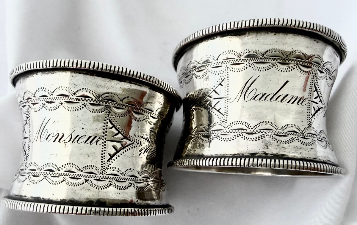 Paire de ronds de serviette en argent massif, France 1840-60 Madame Monsieur 