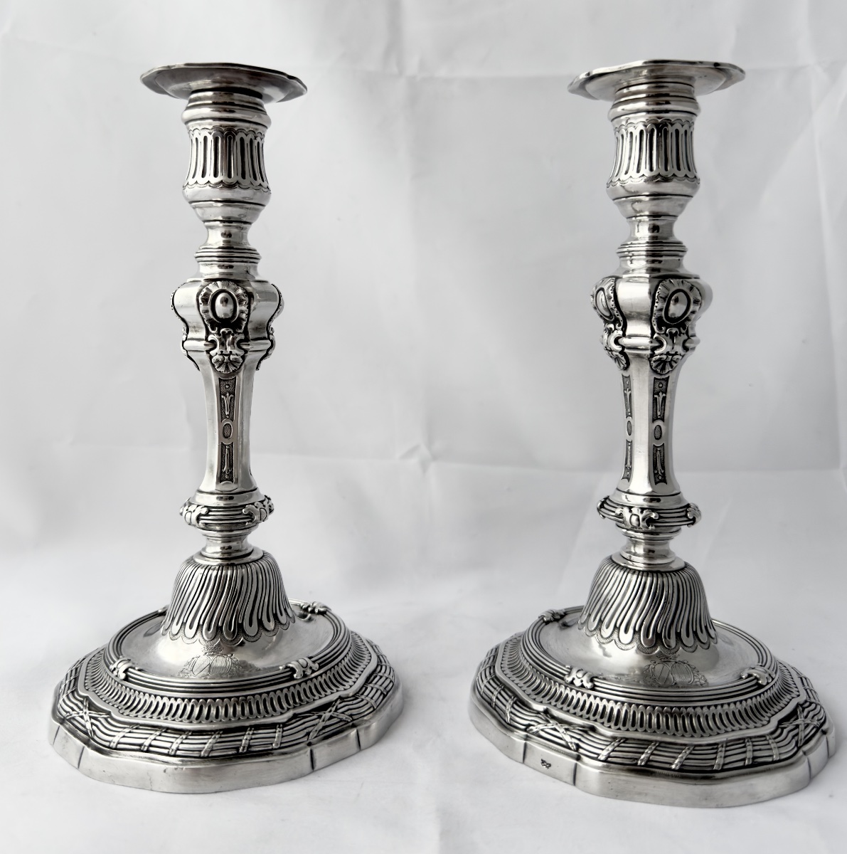 Paris 1748, Alexis III Loir , paire de flambeaux de toilette, identiques duchesse de Cadaval -photo-2