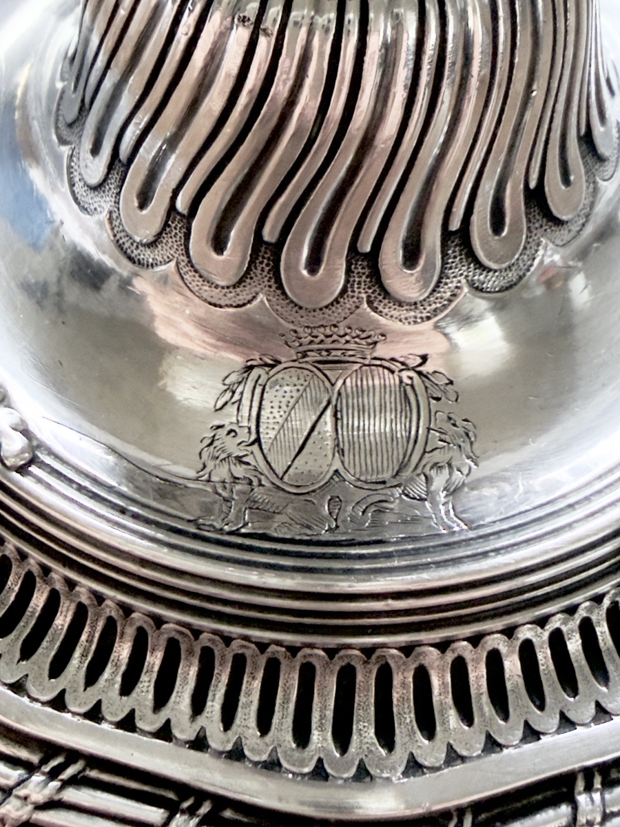 Paris 1748, Alexis III Loir , paire de flambeaux de toilette, identiques duchesse de Cadaval -photo-4