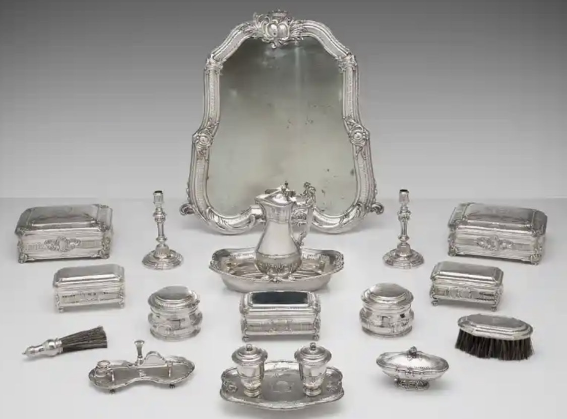 Paris 1748, Alexis III Loir , paire de flambeaux de toilette, identiques duchesse de Cadaval -photo-8