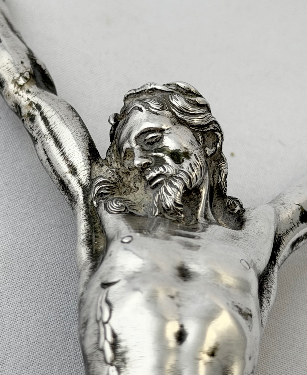 Flandres 1680-1720, argent massif et vermeil, corpus Christi en argent fondu