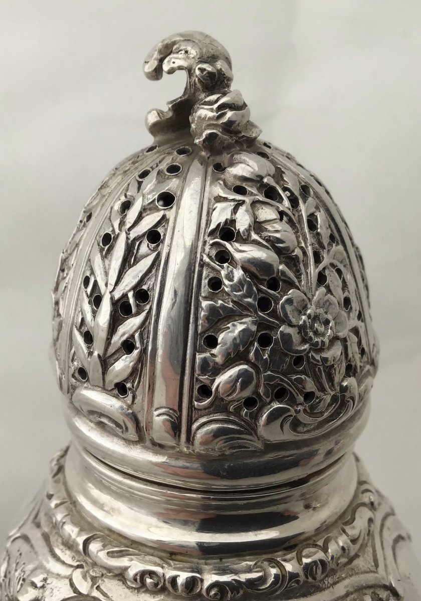 À Pair Of Sterling Silver Sugar Casters  With Hallmarks Of Chester Early 20th Century.-photo-3
