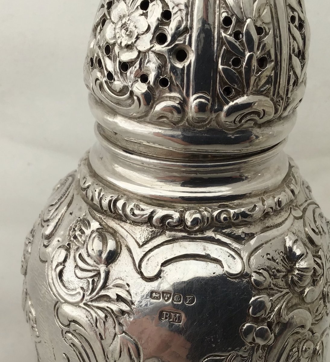 À Pair Of Sterling Silver Sugar Casters  With Hallmarks Of Chester Early 20th Century.-photo-3