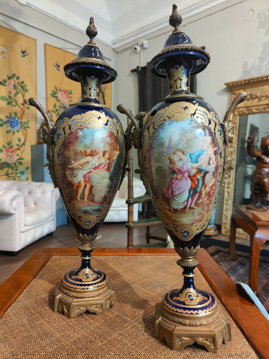 Paire De Vases En Porcelaine De Sèvres 