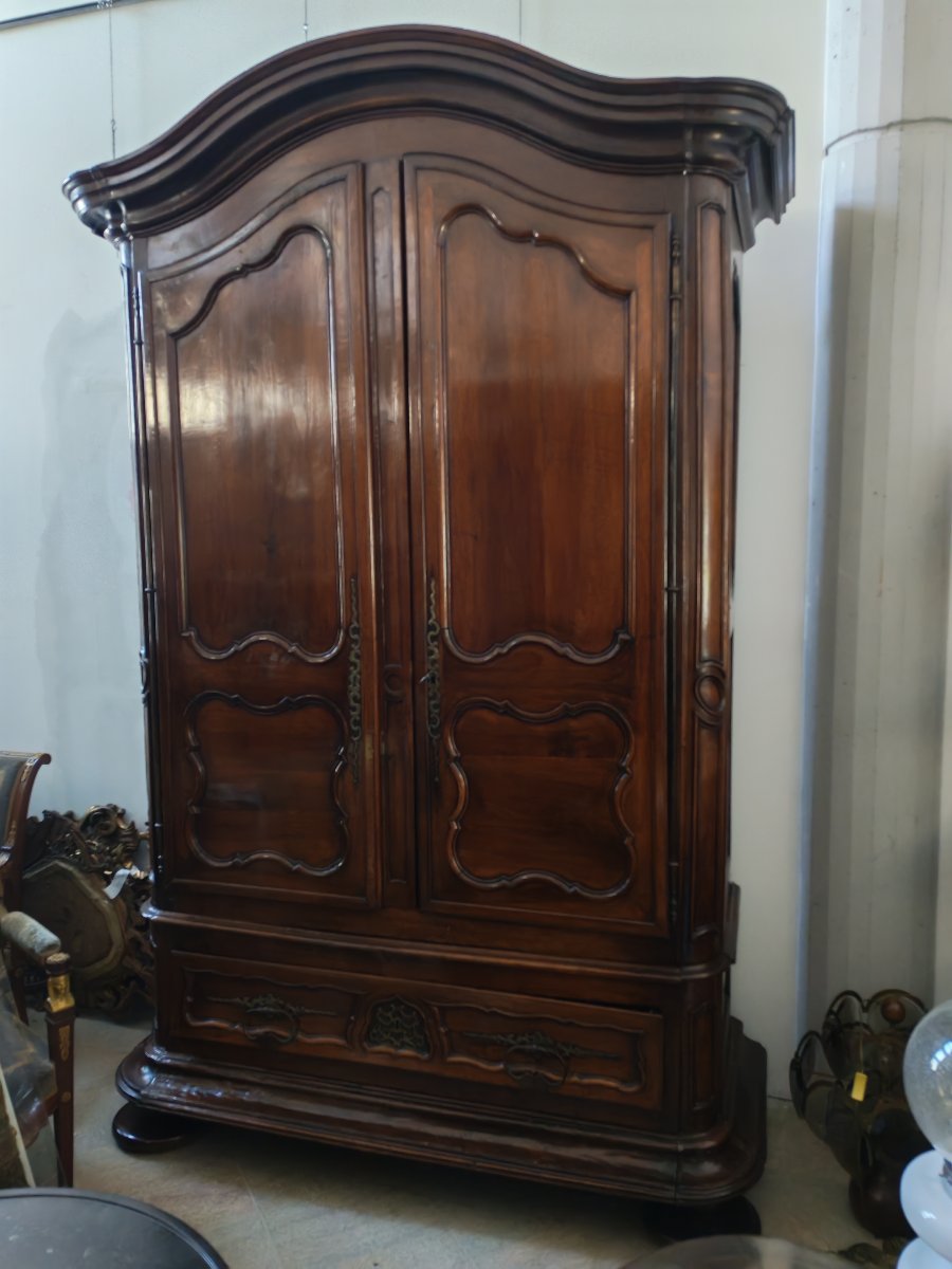 Majestueuse armoire française en noyer massif datant du XVIIIe siècle
