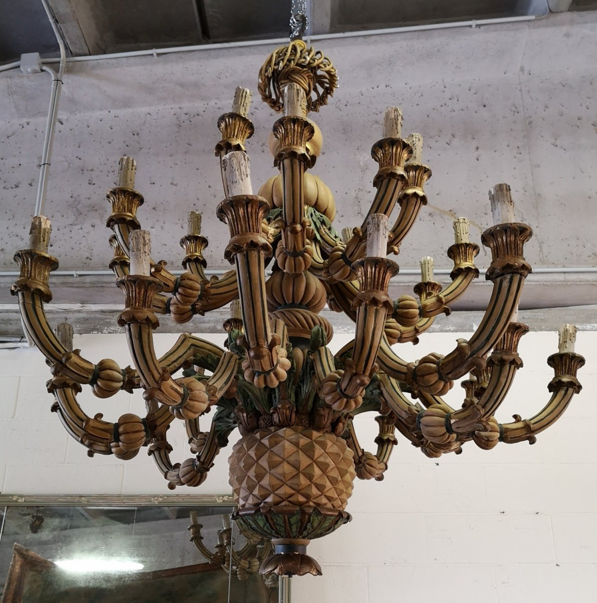 Grand Lustre Particulier En Bois Sculpté Et Laqué -photo-1