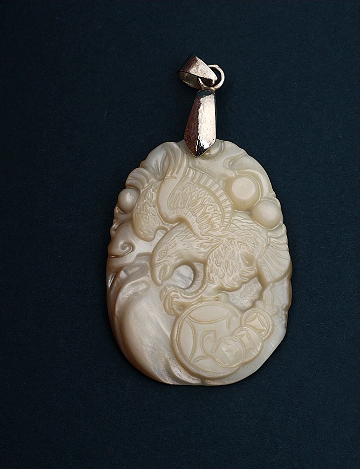 Amulette japonaise en nacre sculptée, avec faucon et symbole shippō, vers 1970